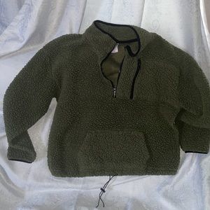 Fleece half zip size xxxl runs small.